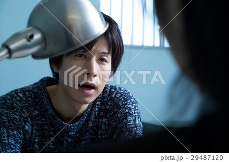 女性警察官 男性容疑者 取り調べ 取調室 女性警察官 男性容疑者 取り調べ 取調室 29487120