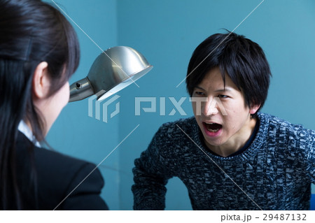 女性警察官 男性容疑者 取り調べ 取調室 女性警察官 男性容疑者 取り調べ 取調室 29487132