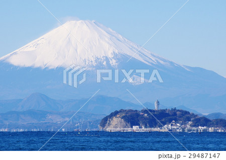 逗子海岸から冬晴れの富士山と江の島を望む 逗子海岸から冬晴れの富士山と江の島を望む 29487147