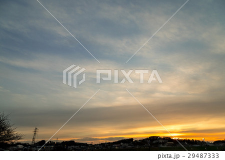 3月の空　空　夕方　夕暮れ　日暮れの空　コピースペース　文字スペース 29487333