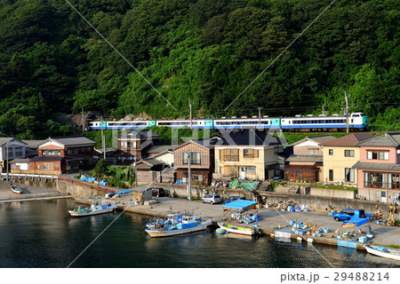 小さな漁港を行くL特急いなほ 29488214