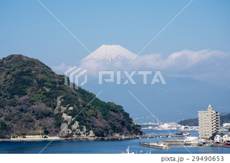 沼津から見える雲の上に出た富士山と小山の島 29490653