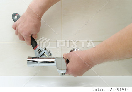 Installing faucet with thermostat. 29491932