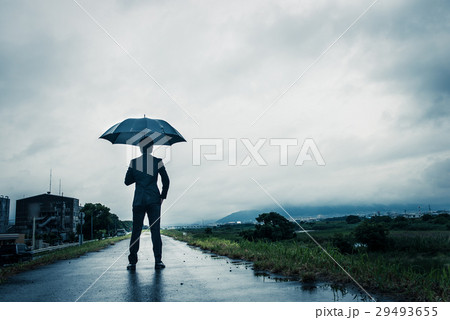 ビジネスマン 雨傘 ビジネスマン 雨傘 29493655