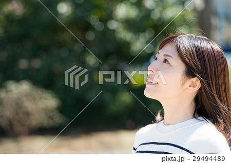 見上げる若い女性 横顔の写真素材