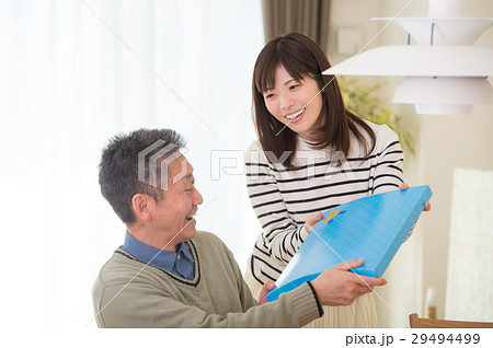 父にプレセントを贈る娘 父にプレセントを贈る娘 29494499