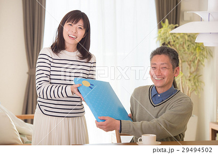 父にプレセントを贈る娘 29494502