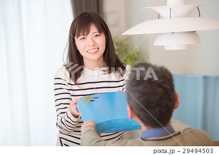 父親にプレセントする娘 29494503