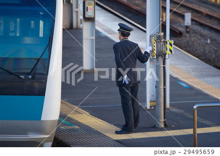発車ベルを押す車掌 29495659