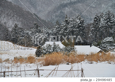 雪降る山村 香川県まんのう町 の写真素材