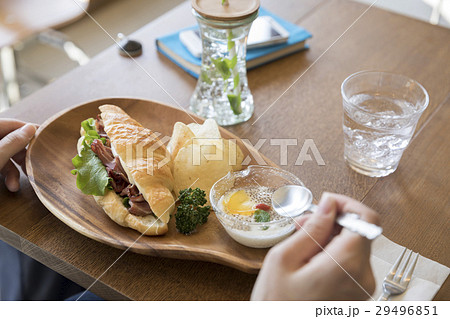 カフェランチイメージ 女性手元 カフェランチイメージ 女性手元 29496851