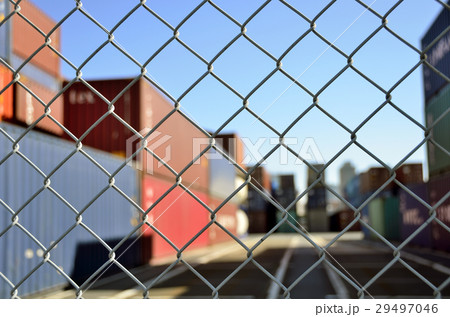 コンテナヤードを囲う金網フェンス 29497046