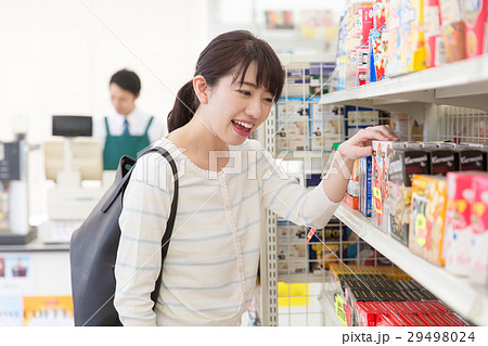 コンビニ 買い物 29498024