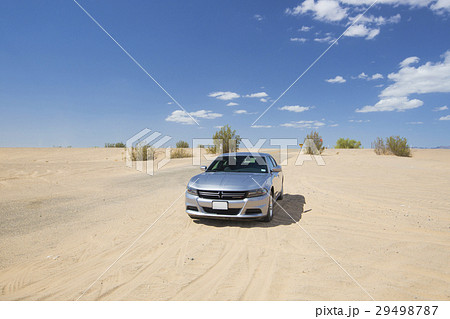 アメリカの砂漠と車の写真素材