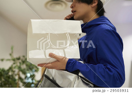 フードデリバリー　配達イメージ 29503931