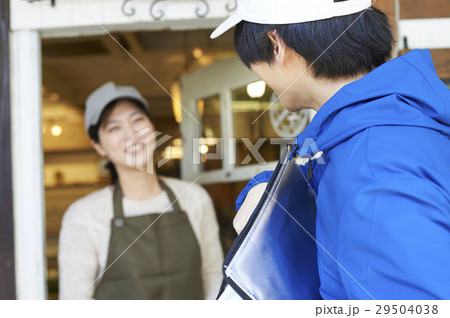 フードデリバリー　配達イメージ 29504038