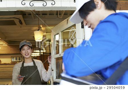 フードデリバリー　配達イメージ 29504059