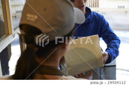 フードデリバリー　配達イメージ 29504112