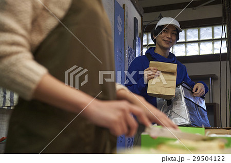 フードデリバリー　飲食店イメージ 29504122