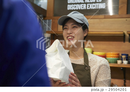 フードデリバリー　飲食店イメージ 29504201