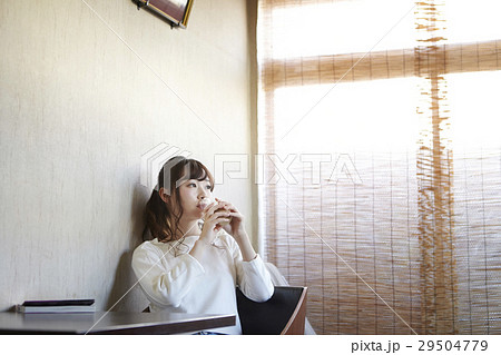 休憩室　くつろぐ女性　銭湯 29504779