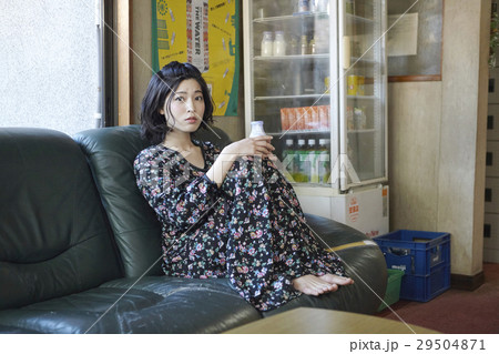牛乳を飲みながらくつろぐ女性　銭湯 29504871