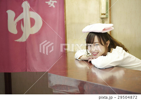 銭湯女子 カウンター 女性 ポートレート 銭湯女子 カウンター 女性 ポートレート 29504872
