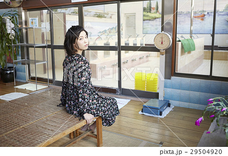 脱衣所　女 銭湯女子 脱衣所 女性 ポートレートの写真素材 [29504920] - PIXTA