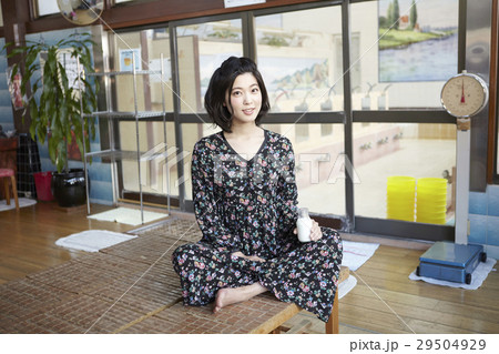 銭湯女子　脱衣所　女性　ポートレート 29504929