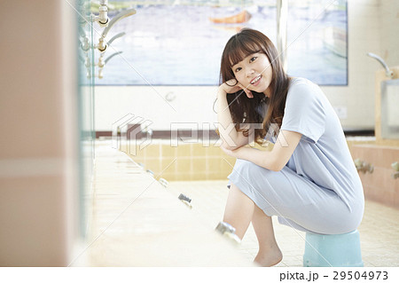 銭湯女子　入浴　洗い場 29504973