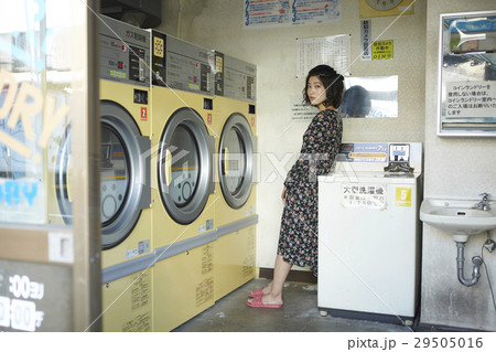 コインランドリー　待ち時間　女性 29505016