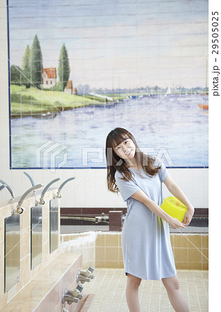 銭湯女子　入浴　洗い場 29505025