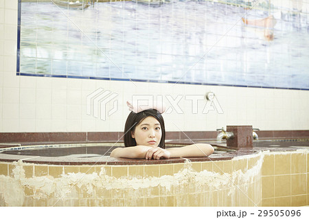 銭湯女子 湯船につかる女性 銭湯女子 湯船につかる女性 29505096