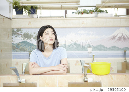 銭湯女子　洗い場　ポートレート　女性 29505100