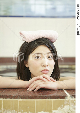銭湯女子　湯船につかる女性 29505136