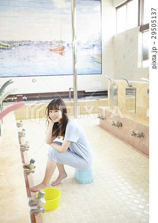 銭湯女子　入浴　洗い場 29505137