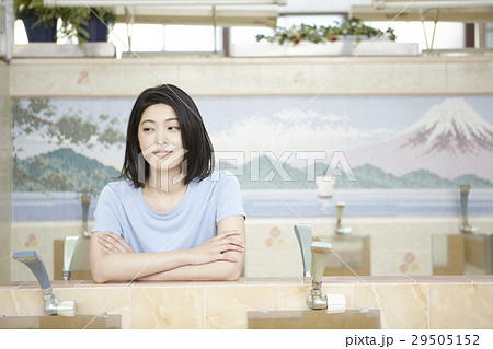 銭湯女子　洗い場　ポートレート　女性 29505152