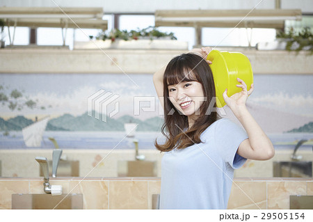 銭湯女子　入浴　洗い場 29505154