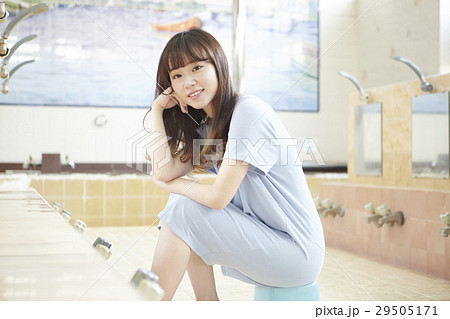 銭湯女子 入浴 洗い場 銭湯女子 入浴 洗い場 29505171