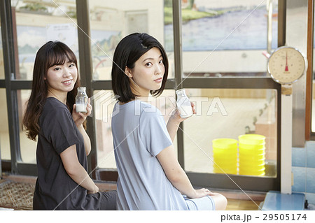 脱衣所　女 銭湯女子 脱衣所 女性の写真素材 [29505174] - PIXTA