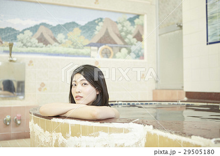 銭湯女子　湯船につかる女性 29505180