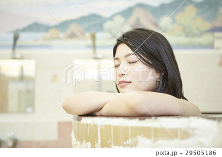 銭湯女子 湯船につかる女性 銭湯女子 湯船につかる女性 29505186