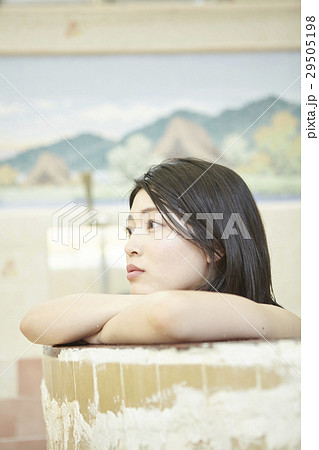 銭湯女子　湯船につかる女性 29505198