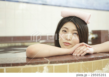 銭湯女子　湯船につかる女性 29505201