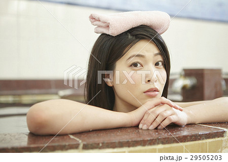 銭湯女子　湯船につかる女性 29505203