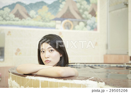銭湯女子　湯船につかる女性 29505206