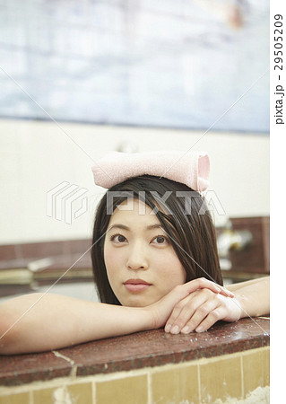 銭湯女子　湯船につかる女性 29505209
