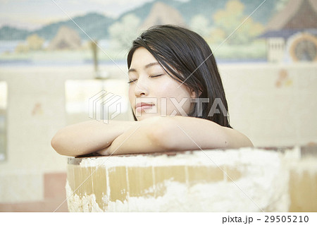 銭湯女子　湯船につかる女性 29505210