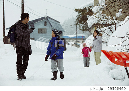 雪国で暮らす家族 移住イメージ 雪国で暮らす家族 移住イメージ 29506460