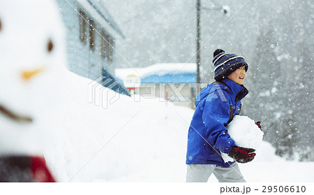 雪国で遊ぶ子供 雪国で遊ぶ子供 29506610
